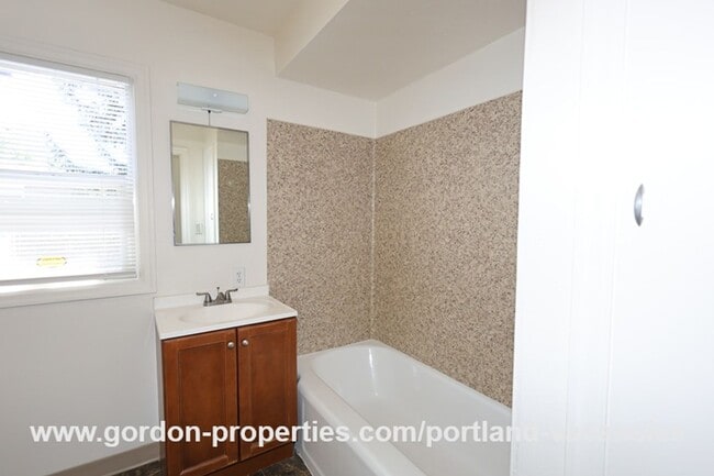 Building Photo - SE 57th Ave - 5 bedroom home with fireplac...