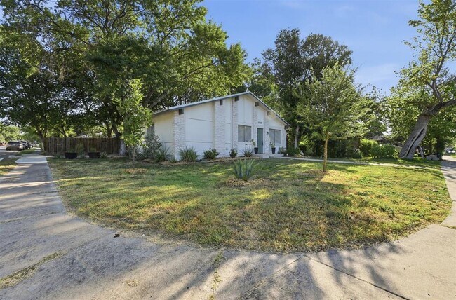 Building Photo - 2208 Deadwood Dr