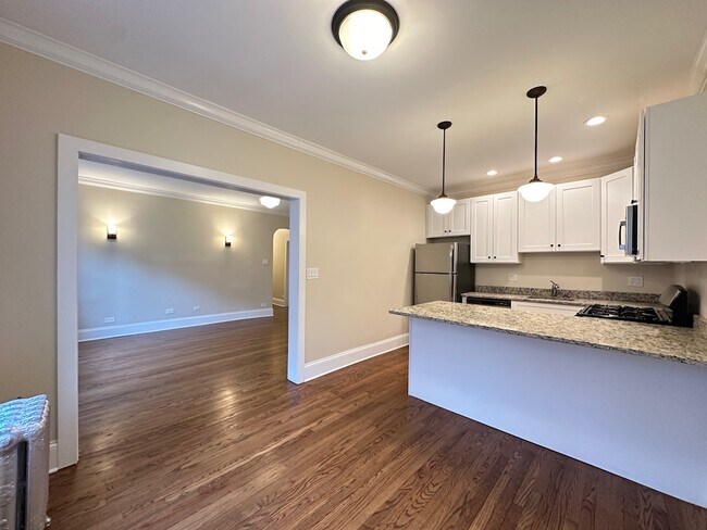 Building Photo - 1364 E 52nd St