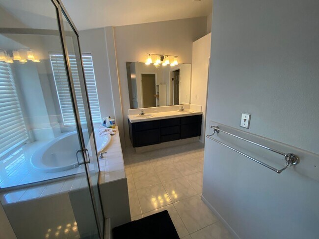 Building Photo - North Hanford, beautiful view and a small pet is ok, what more could you ask for?