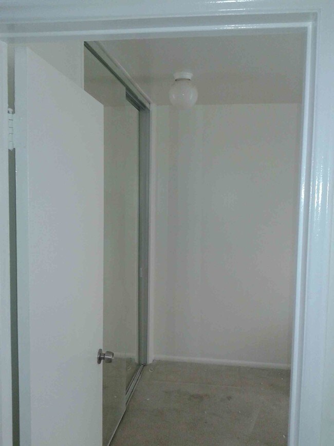 Master bedroom unfurnished - 3512 Pacific Ave