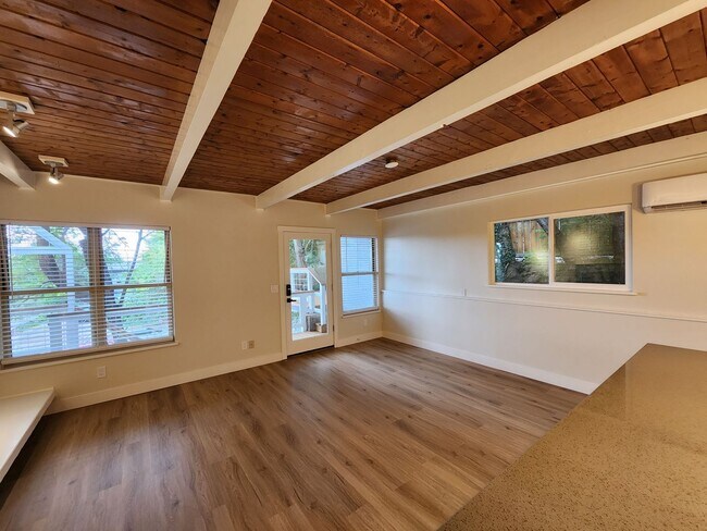 Building Photo - Beautifully Remodeled 2 bed 1 bath unit in...