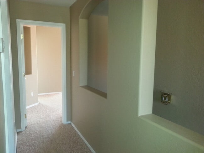 Building Photo - Rare 6 Bed, 3.5 Bath Home in San Tan Valley