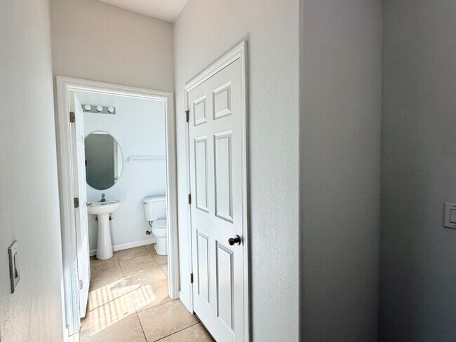 Building Photo - Stunning and spacious 5 bed, 2/5 bath in gated community in Melbourne