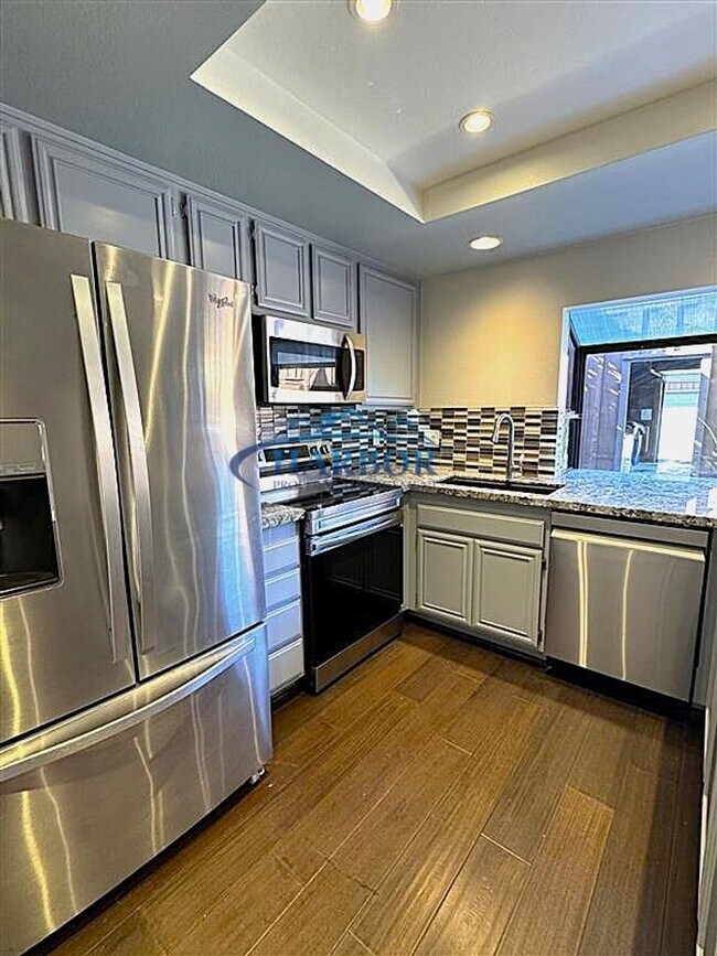 Building Photo - Spacious 2-Bedroom Townhouse in the Heart ...