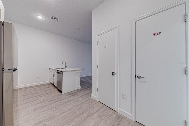 Building Photo - 400 Famagusta Dr