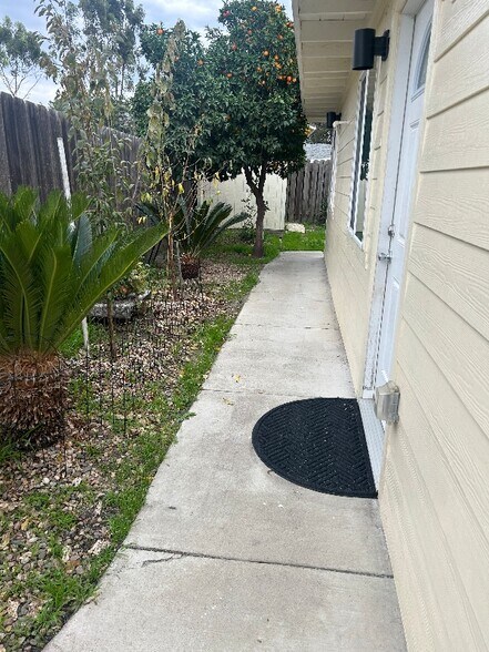 Building Photo - 4443 Estada Dr