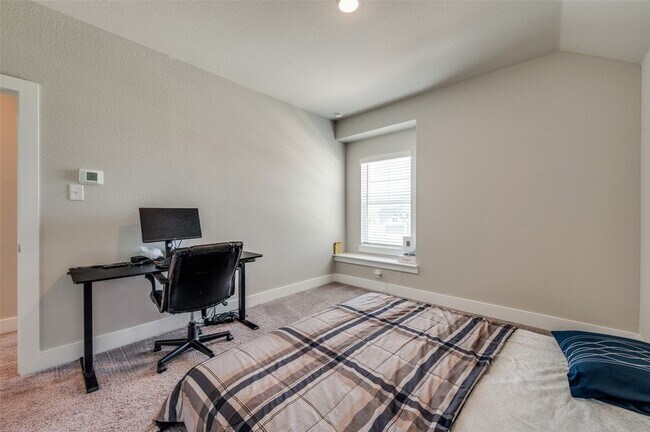 Building Photo - 2958 Frederick Dr