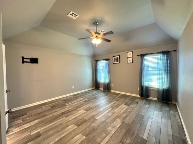 Building Photo - 3 bed, 2 bath -Aspen Pond