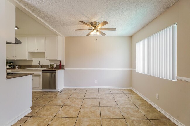 Building Photo - 220 E Live Oak St