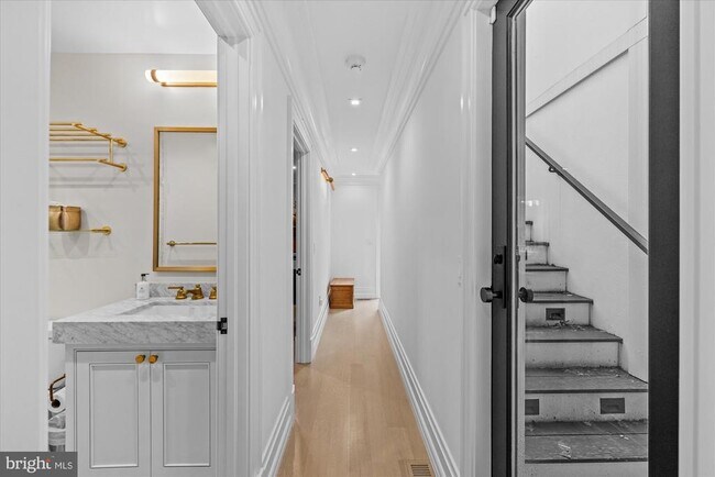 Building Photo - 1524 Swann St NW