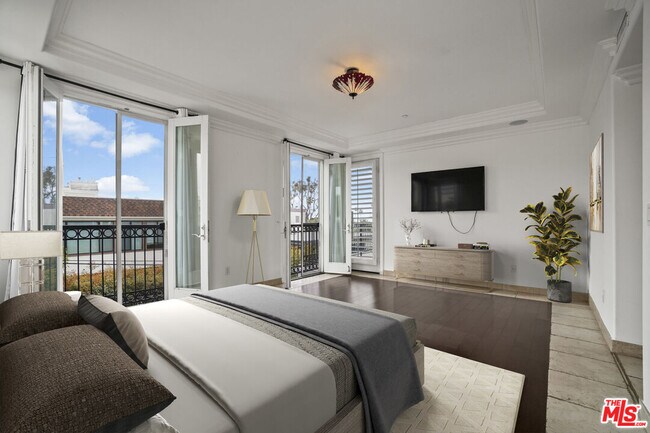 Building Photo - 11952 Montana Ave