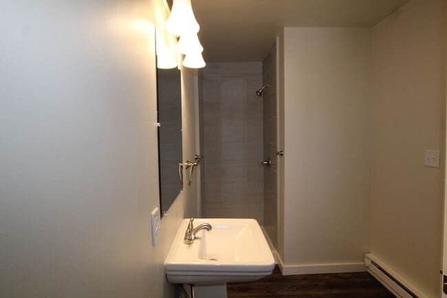 Building Photo - Beautifully remodeled and completed 1 bedroom apartment. FREE MONTH OF RENT!*