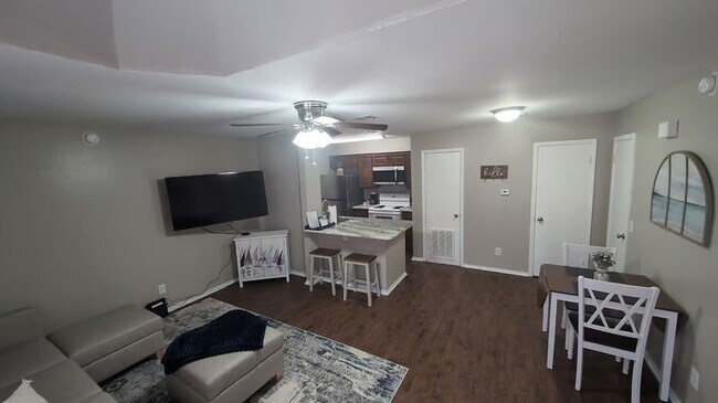 Building Photo - 1305 W Villa Maria Rd