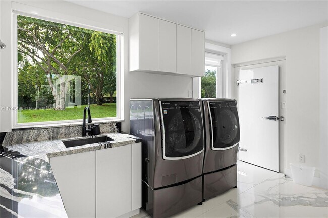 Building Photo - 13600 SW 67th Ave