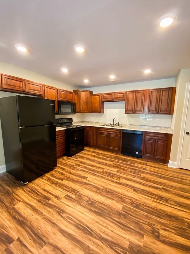 Building Photo - 102 Meadow Ln