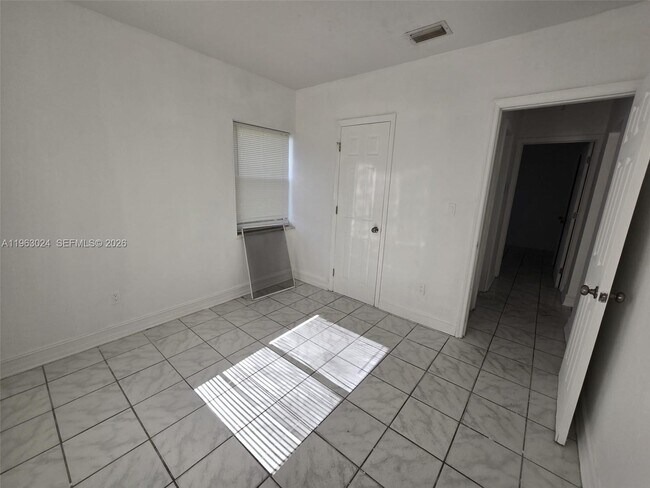 Building Photo - 17193 NE 18th Ave