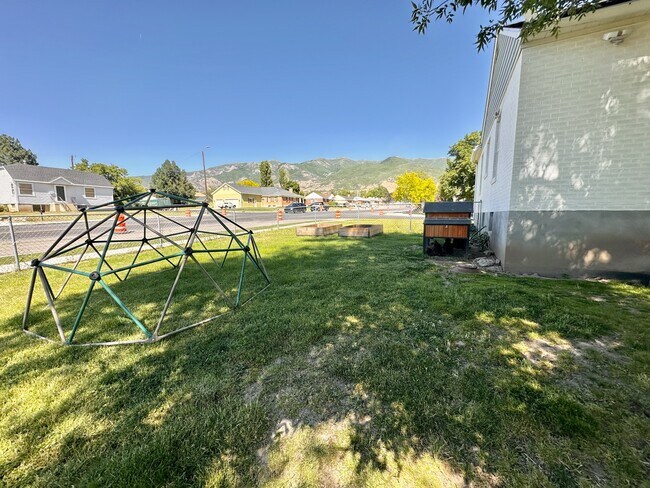 Building Photo - 195 N 400 E