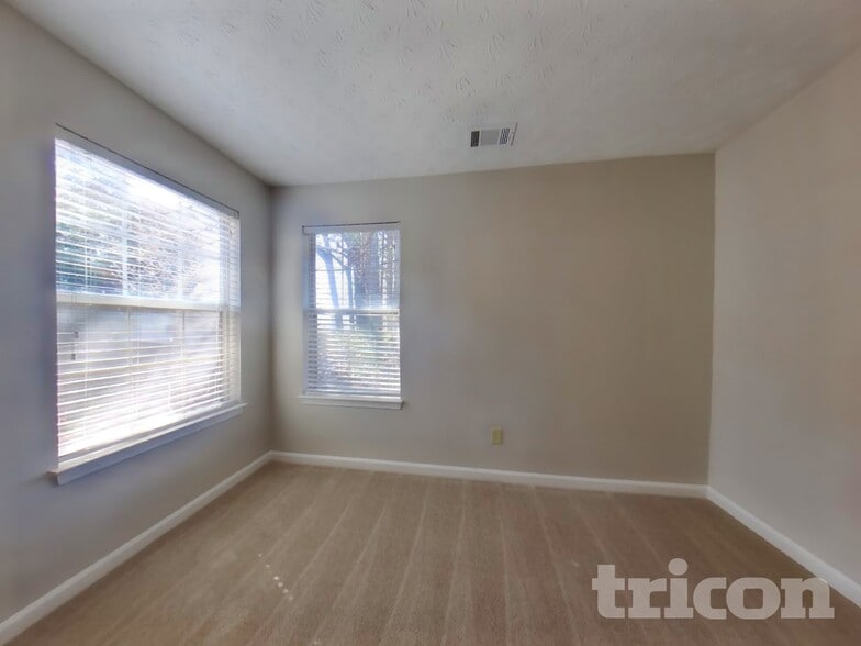 Building Photo - 165 Old Hampton Way