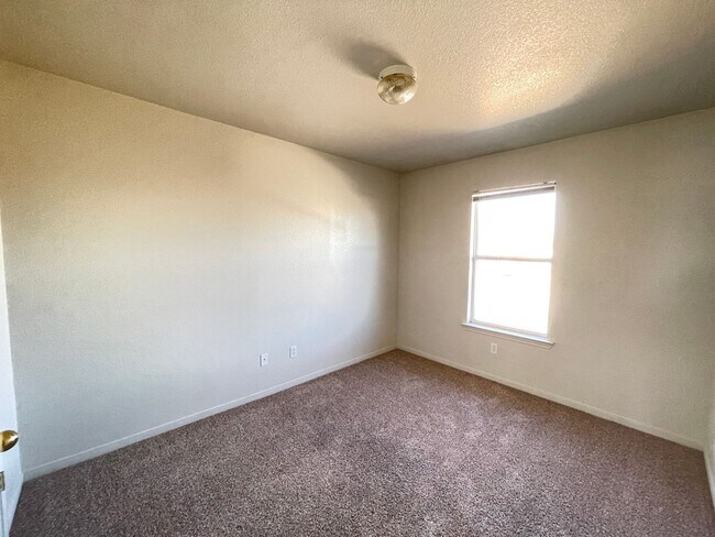 Building Photo - 400 Brittney Way