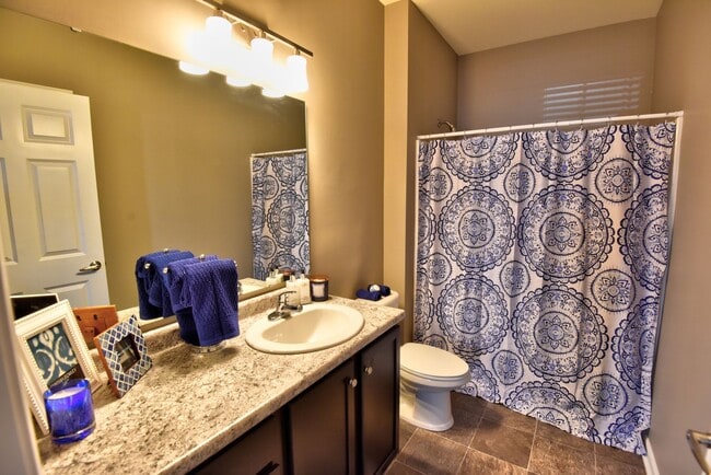 Building Photo - Second Floor Front View 2 Bedroom in a Gated Community!