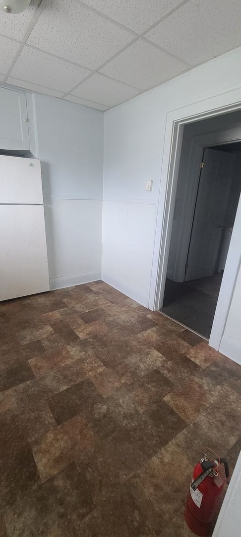 Building Photo - 2 bedroom upper, ready immediately!