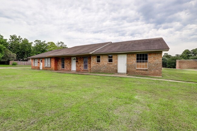 Primary Photo - 2 Bedroom 1 Bath Triplex | Brookridge #2
