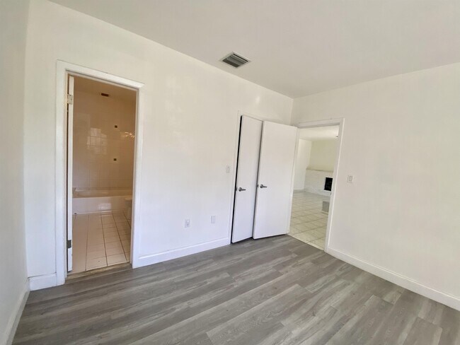 Building Photo - 1101 Bay Dr