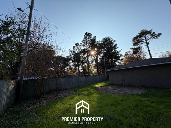 Building Photo - Spacious 3BR Memphis Home w/ Hardwood Floors, Detached Garage & Fenced Yard