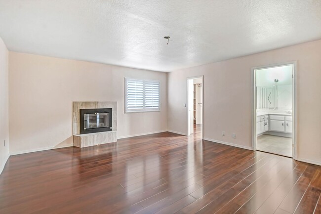 Building Photo - 2486 Stow St