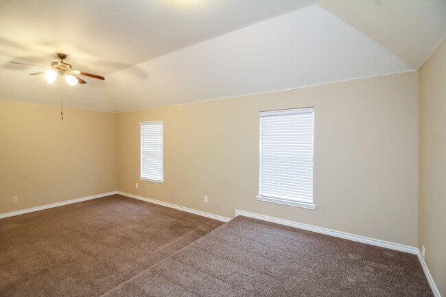 Building Photo - 908 Evergreen Ln