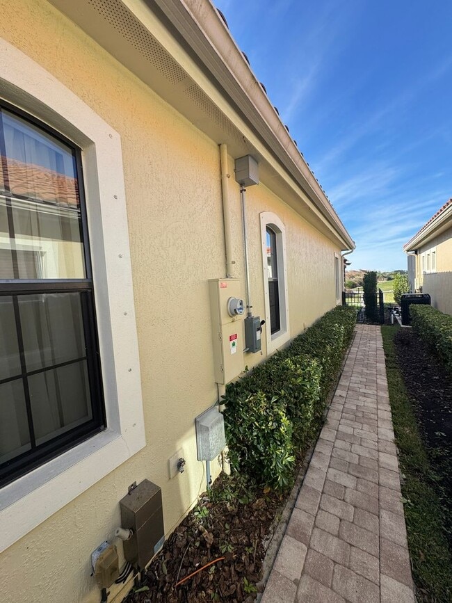 Building Photo - Two Story 5 bedroom, 4.5 bath