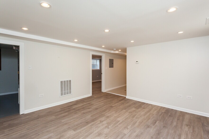 Building Photo - 3604 W Roscoe St