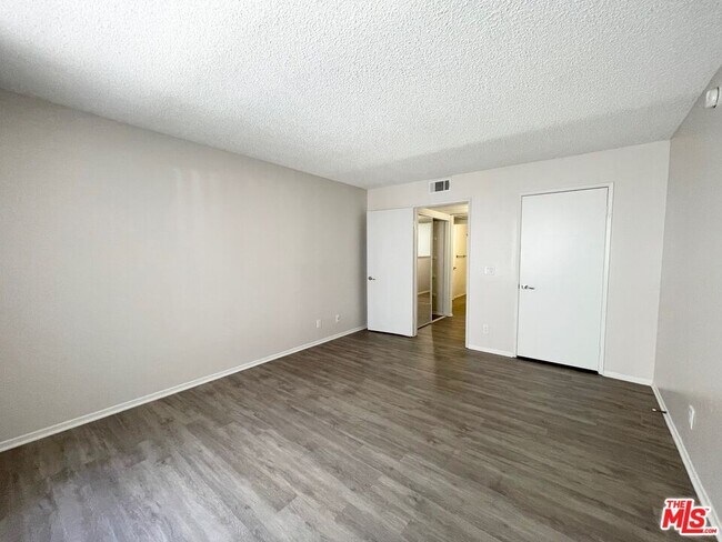 Building Photo - 6228 Fulton Ave