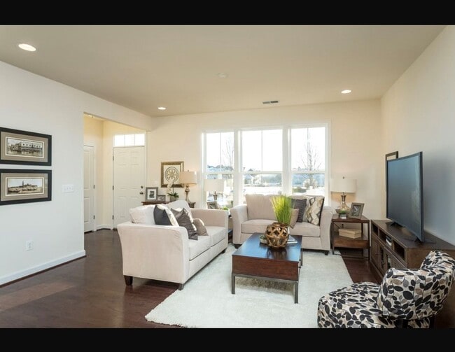 Building Photo - Luxury Townhouse With Detached Two Car Gar...