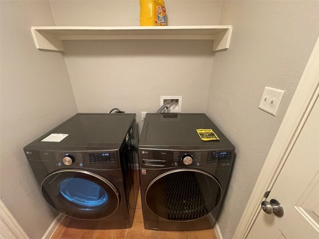 Building Photo - 15630 Pine Mountain Dr