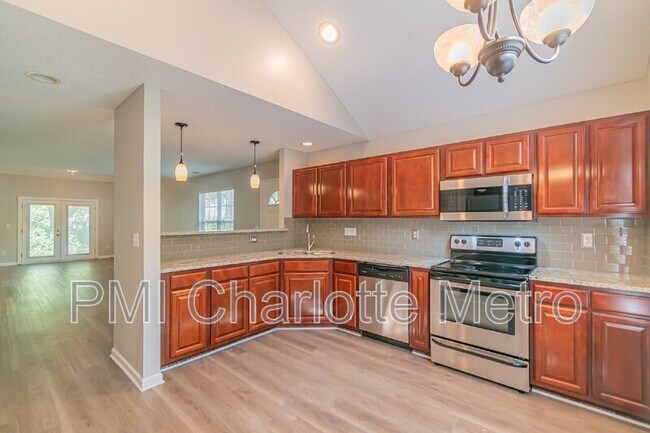 Building Photo - 8289 Christmas Ct