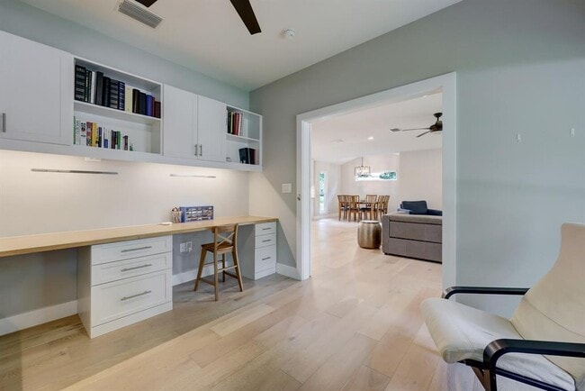 Building Photo - 2500 Pinewood Terrace