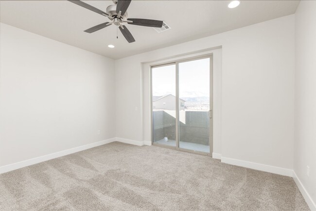 Building Photo - Pet Friendly! - Charming 3 Bedroom Townhome