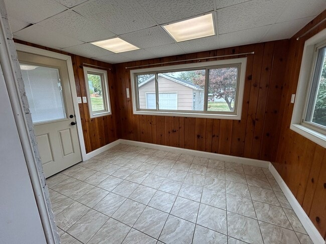 Building Photo - 2 Bedroom 1 Bath