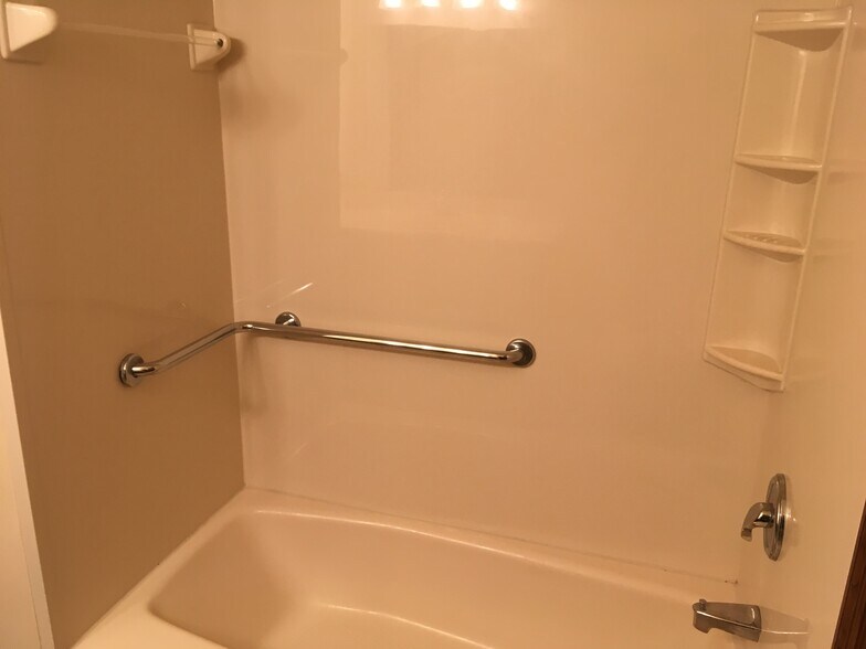 Building Photo - 16555 Dane Ct E