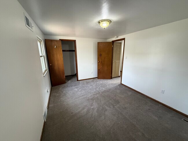 Building Photo - 108 Roberts Dr