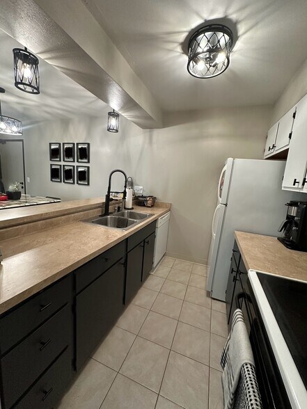 Kitchen - 66 Ponwood Cir