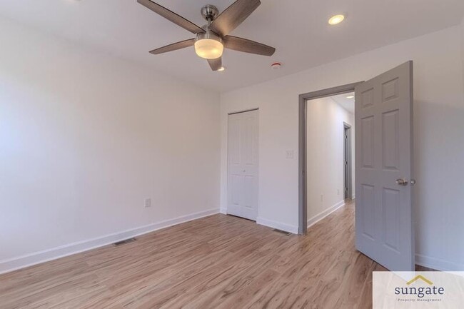 Building Photo - 142 N Ellwood Ave