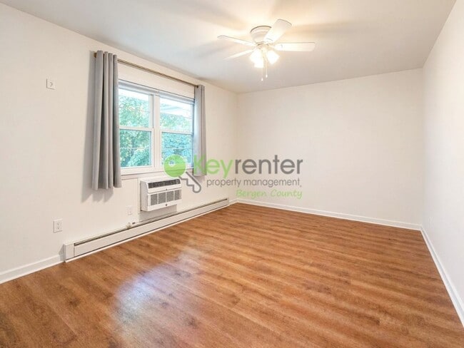 Building Photo - Lake View Apartment in a Peaceful Park Ridge Community