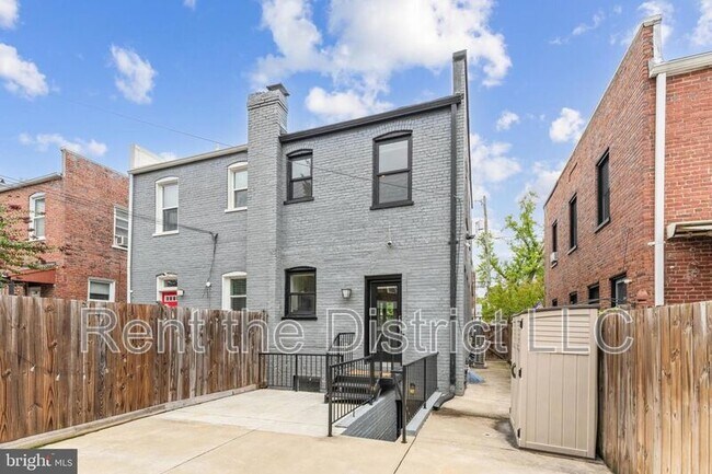 Building Photo - 608 Roxboro Pl NW