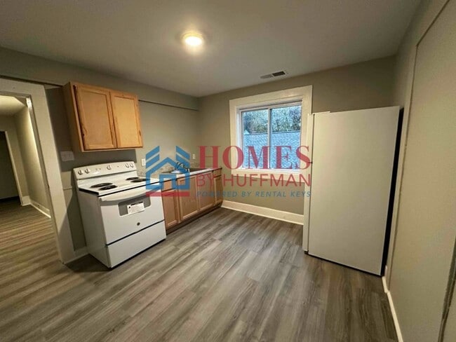 Building Photo - One Bedroom Upstairs Duplex | Move in Special