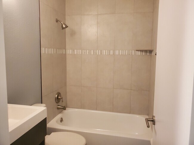 Spacious Second Bath - 2416 Wrld Pkwy Blvd