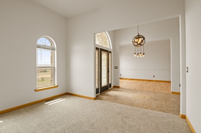 Building Photo - Executive 3-Bed Ranch Main Level - Private...