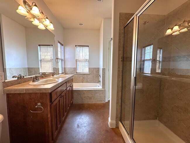 Building Photo - Two Story 3 Bedrooms 2.5 Bathrooms Home for Rent in Prime East of Austin Location, nearby Muller ...